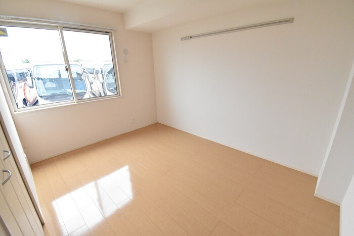 物件内観写真17　(洋室６帖)