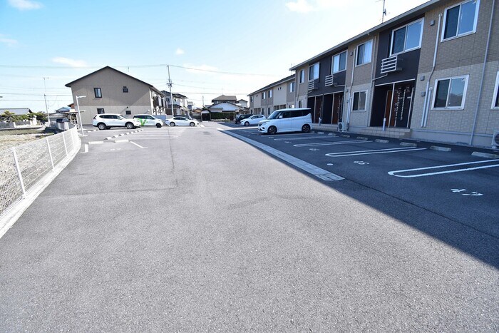 物件外観写真2　(駐車場)