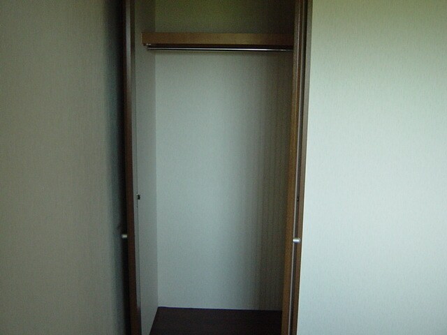 物件内観写真13　(洋室収納)