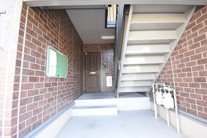 物件内観写真23　(階段室入り口)