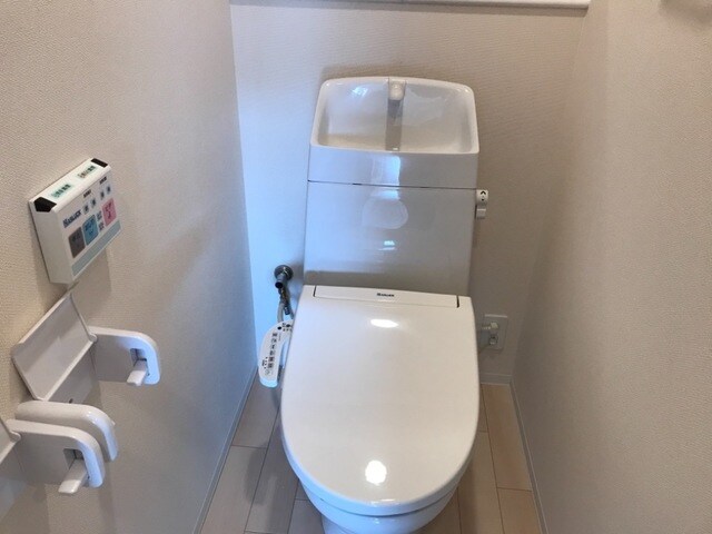 物件内観写真5　(シャワー付トイレ)