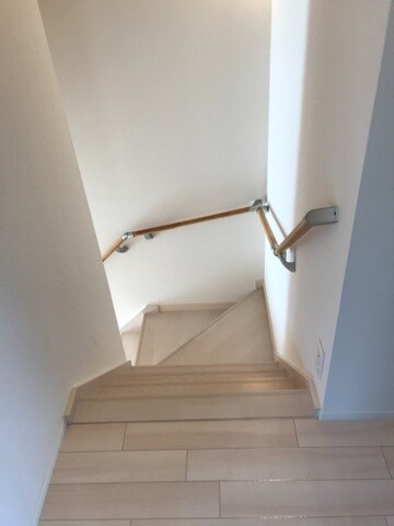 物件内観写真21　(階段)