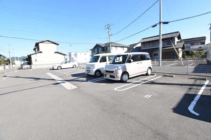 物件外観写真3　(駐車場)