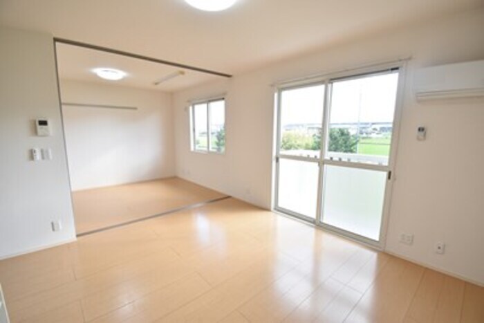 物件内観写真11　(ＬＤＫ１２．５帖～洋室６帖（洋室南東）)