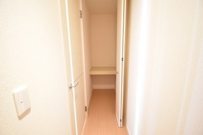 物件内観写真18　(物入（廊下）)