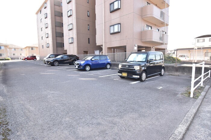 物件外観写真2　(駐車場)
