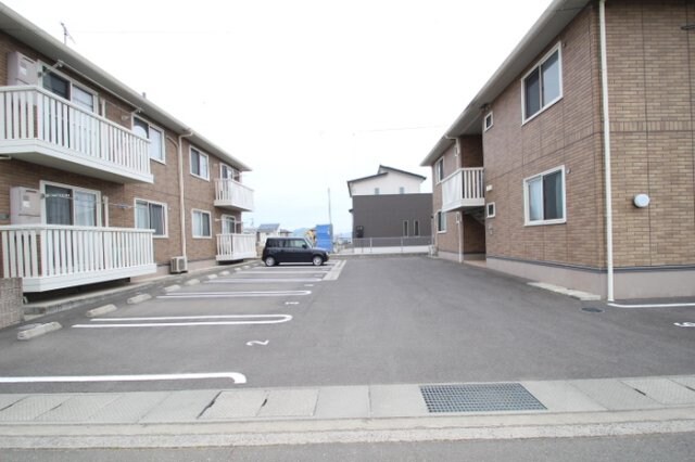 物件外観写真2　(駐車場)