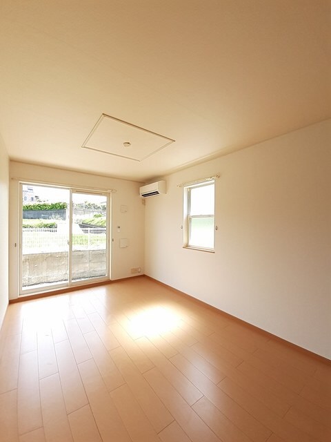 物件内観写真4　(居室・リビング)