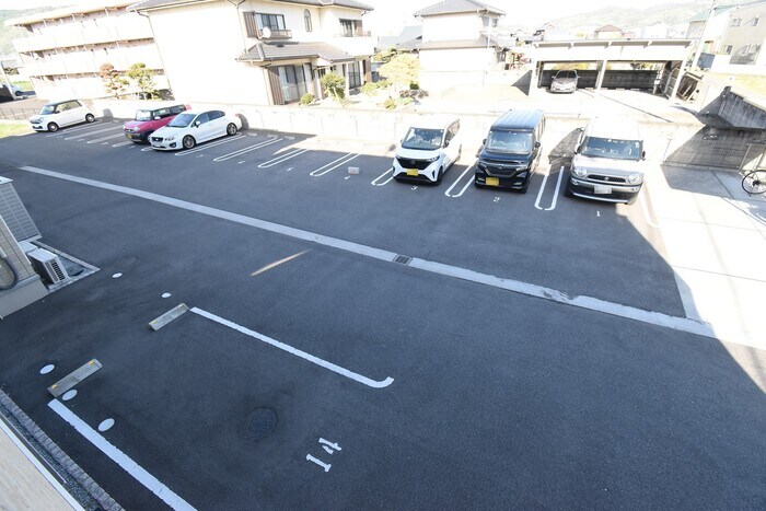 物件外観写真2　(駐車場)