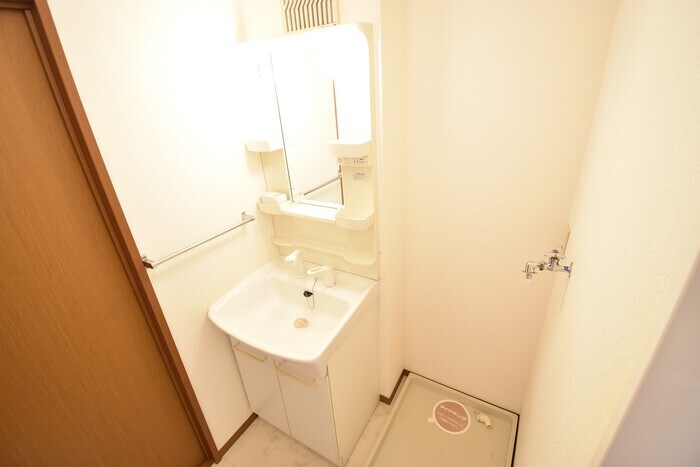 物件内観写真4　(洗髪洗面化粧台・室内洗濯機置場)