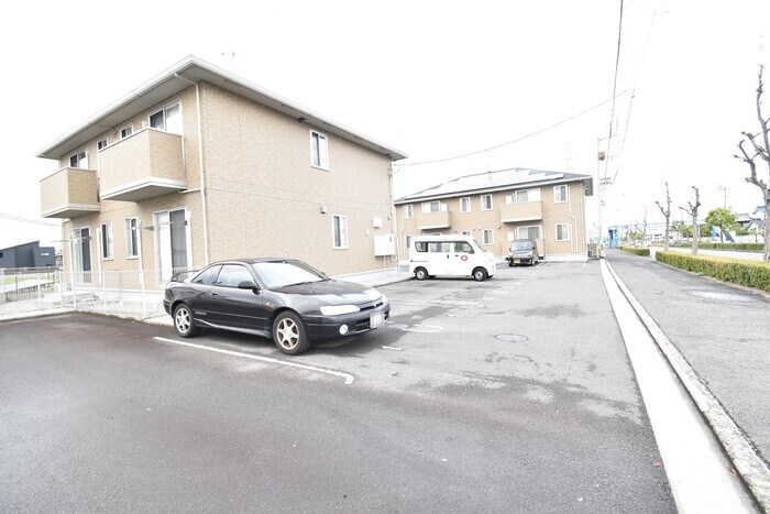 物件外観写真2　(駐車場)