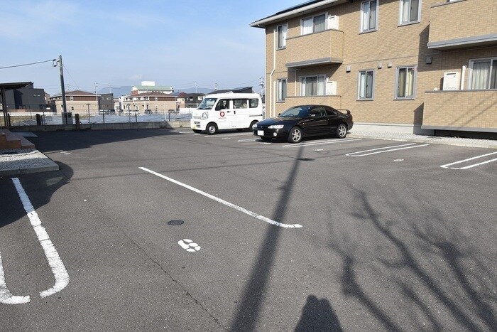 物件外観写真3　(駐車場)