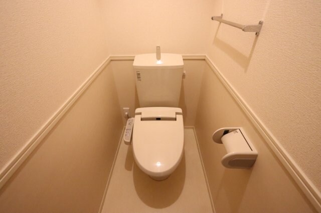 物件内観写真11　(温水洗浄暖房便座)