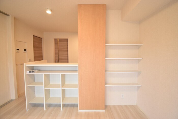 物件内観写真13　(カウンター下棚・収納棚)