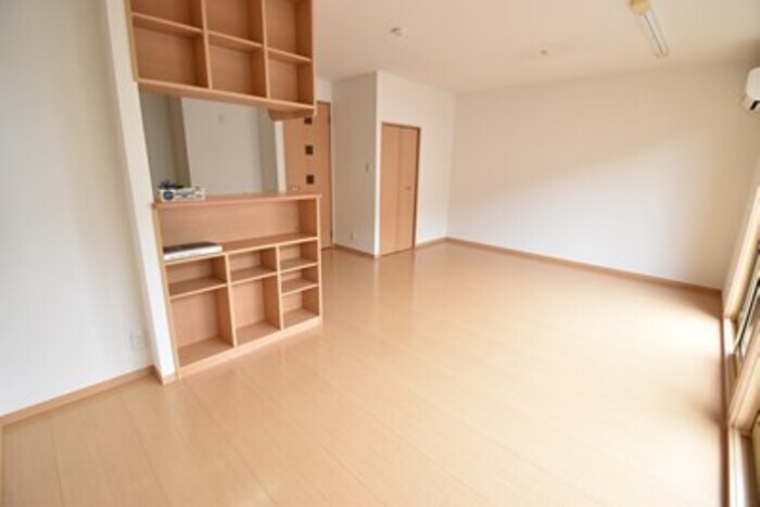 物件内観写真2　(ＬＤＫ１５．３帖)