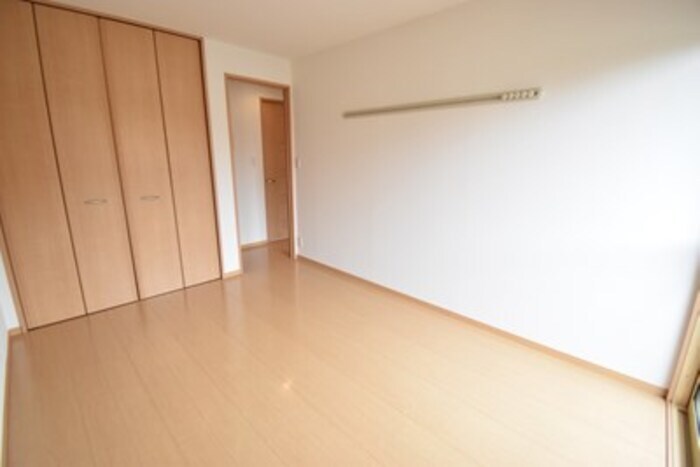 物件内観写真9　(南西洋室６帖)