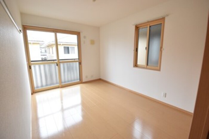 物件内観写真10　(南西洋室６帖)