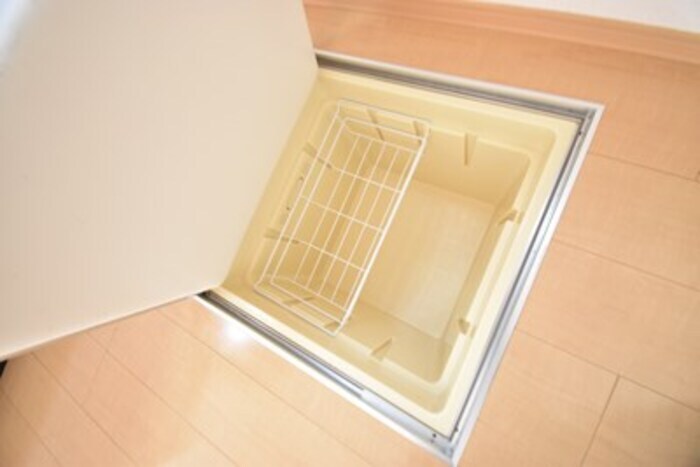 物件内観写真19　(床下収納)