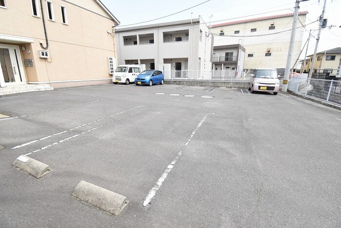 物件外観写真3　(駐車場)