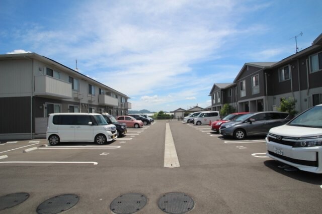 物件外観写真2　(駐車場)