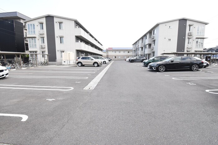 物件外観写真2　(駐車場)