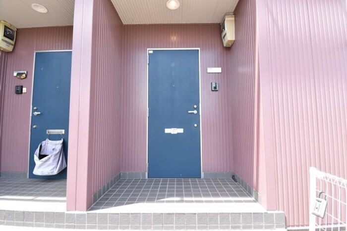 物件外観写真2　(玄関)