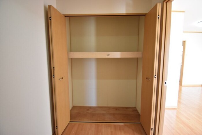 物件内観写真24　(物入（廊下）)
