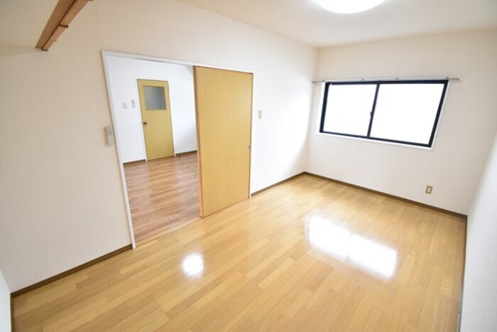 物件内観写真8　(北東洋室６帖)