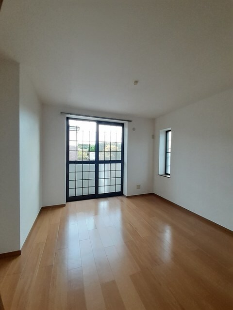 物件内観写真4　(居室・リビング)