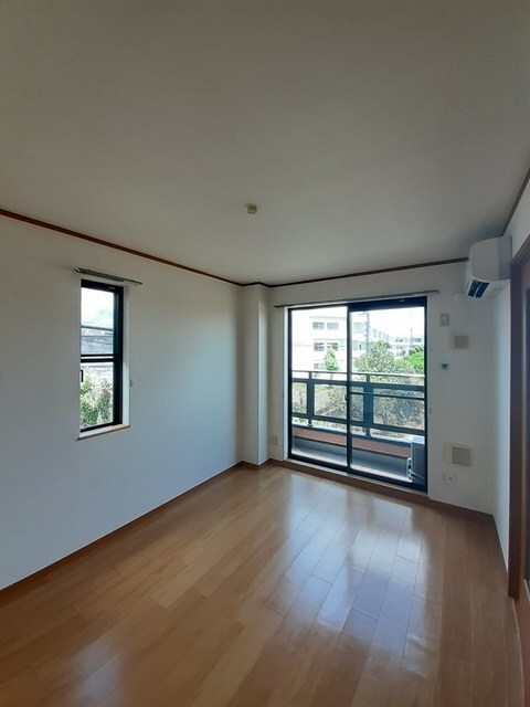 物件内観写真4　(居室・リビング)