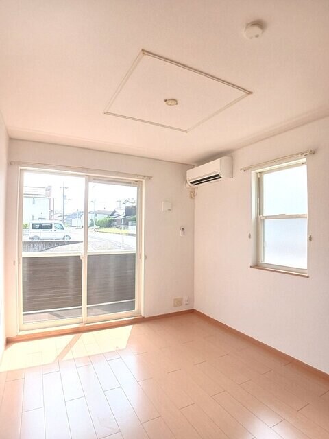 物件内観写真3　(居室・リビング)