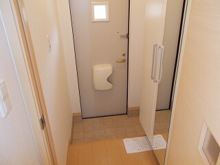 物件内観写真9　(玄関)