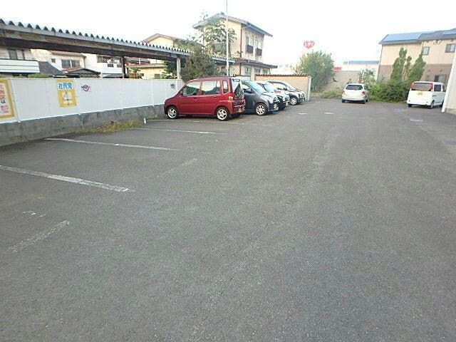 物件外観写真3　(駐車場)