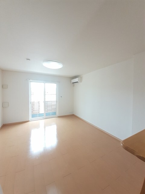 物件内観写真3　(居室・リビング)