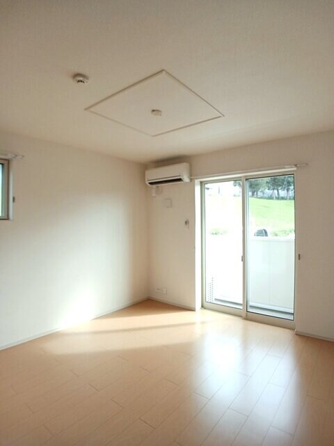 物件内観写真4　(居室・リビング)