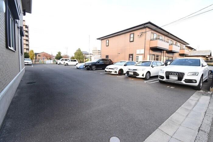 物件外観写真2　(駐車場)