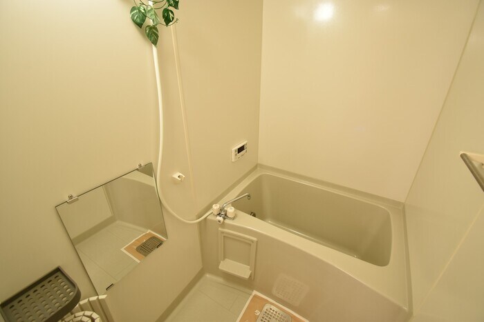 物件内観写真4　(追い焚き機能付きユニットバス)