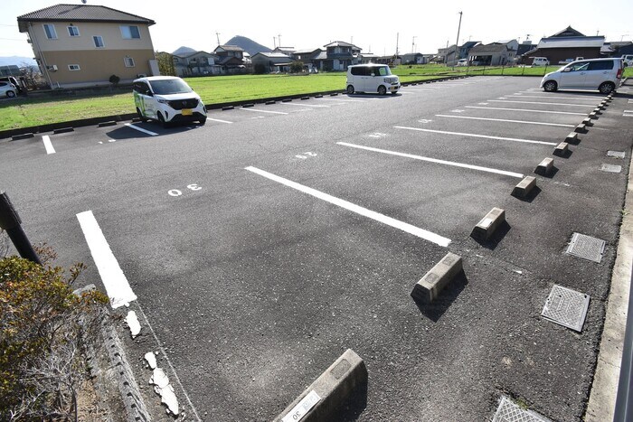 物件外観写真4　(駐車場)