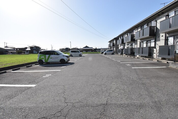 物件外観写真5　(駐車場)