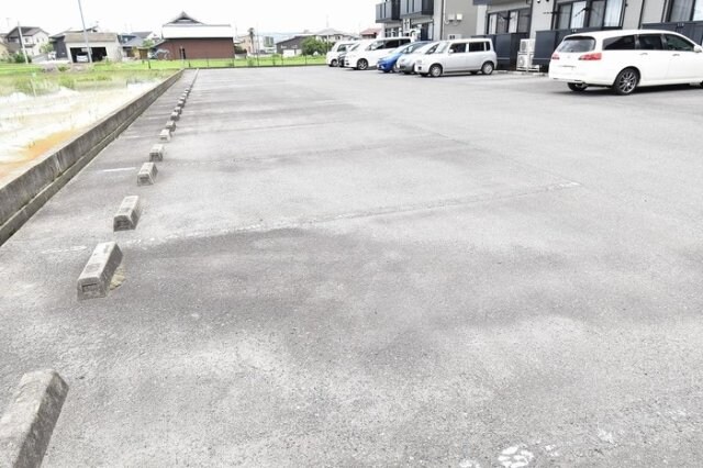 物件外観写真8　(駐車場)