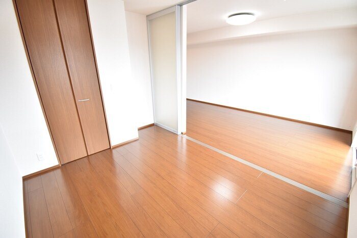 物件内観写真9　(洋室５．５帖～ＬＤＫ１０．４帖)