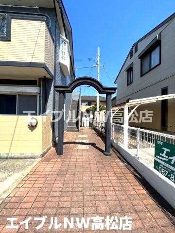 物件外観写真3　(エントランス部分)