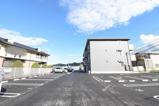 物件外観写真2　(駐車場)