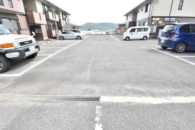 物件外観写真2　(駐車場)