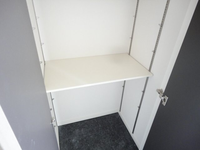 物件内観写真18　(玄関収納)
