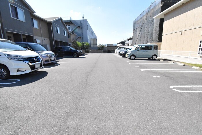 物件外観写真2　(駐車場)