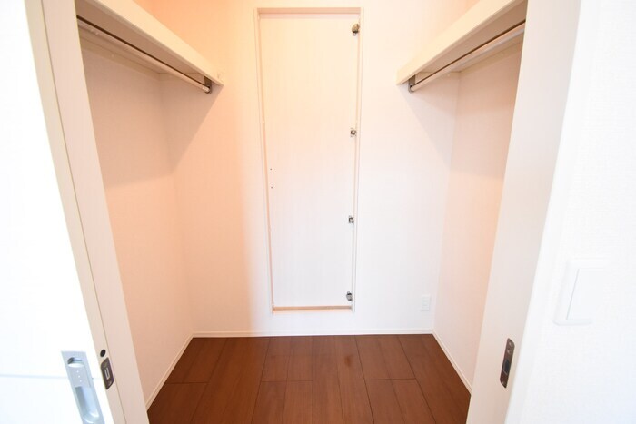 物件内観写真13　(ウォークインクローゼット（洋室６．８帖）)