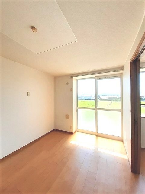 物件内観写真4　(居室・リビング)