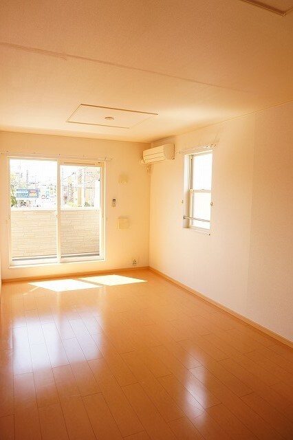 物件内観写真4　(居室・リビング)