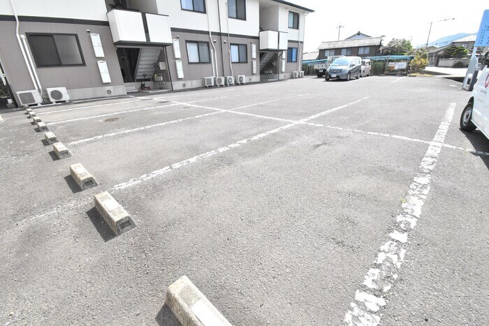 物件外観写真2　(駐車場)